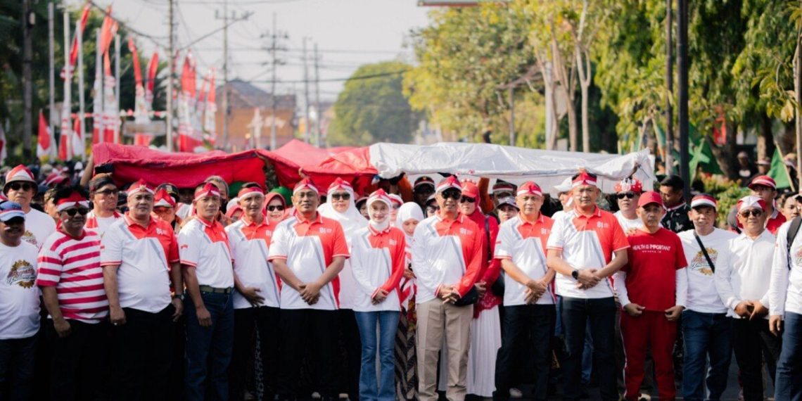 Ratusan Santri Ponpes Wali Barokah Meriahkan Kirab Bendera Merah Putih Raksasa