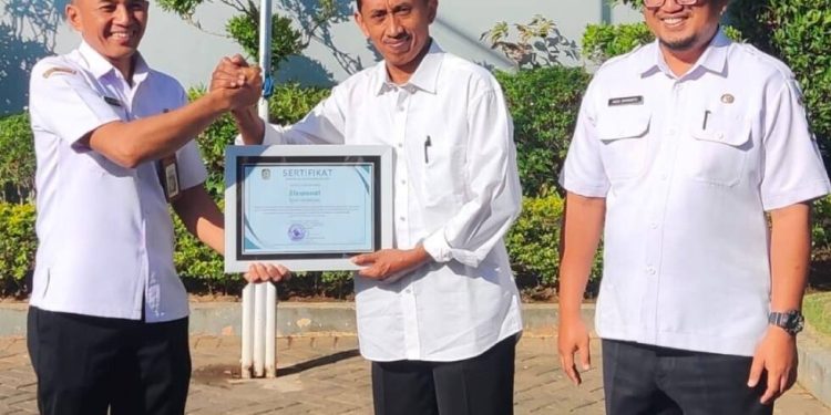 Dinas Sosial Pengendalian Penduduk, dan Keluarga Berencana (Dinsos PPKB) Banyuwangi mengapresiasi pemilik Fajar Barbershop yang memotong rambut gratis bagi ODGJ. Foto: LINES.