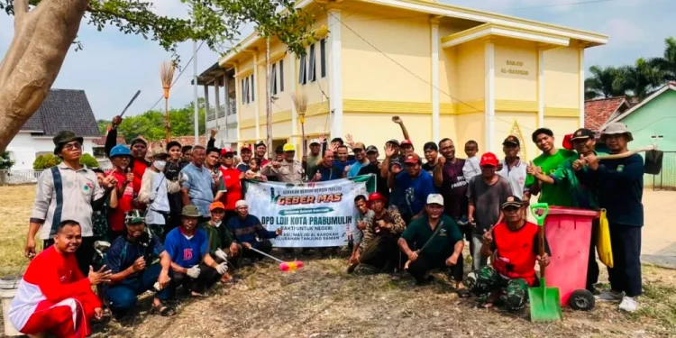 DPD LDII Kota Prabumulih menghelat kerja bakti membersihkan lingkungan masjid. Foto: LINES