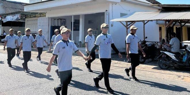 PAC LDII Bagorejo Banyuwangi mengikuti gerak jalan dalam peringatan HUT RI ke-81. Foto: LINES.