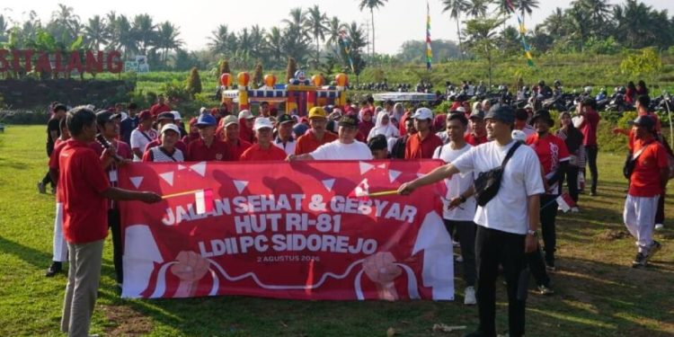 Ratusan warga PC LDII Sidorejo, Kota Salatiga mengikuti jalan sehat peringati HUT RI. Foto: LINES.