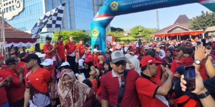 Pengurus DPD LDII Sukoharjo menggelar kegiatan gerak jalan peringati HUT RI. Foto: LINES.