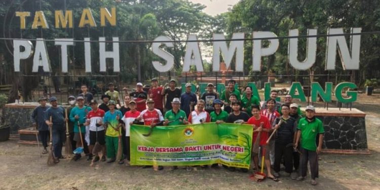 LDII Pemalang menggelar kerja bakti nasional pada HUT RI ke-81. Foto: LINES.