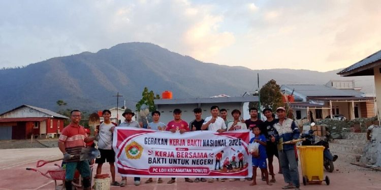 PC LDII Kecamatan Towuti menghelat kerja bakti dengan tema “Kerja Bersama Bakti untuk Negeri”. Foto: LINES.