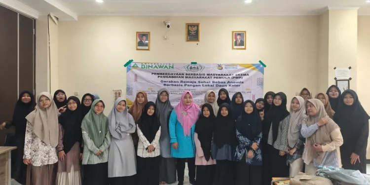 Para santri Pondok Pesantren Khusus Putri (PKPPS) Sya’airullah, Bekasi, Jawa Barat mengolah daun kelor yang tumbuh di sekitar lingkungan pesantren. Foto: LINES