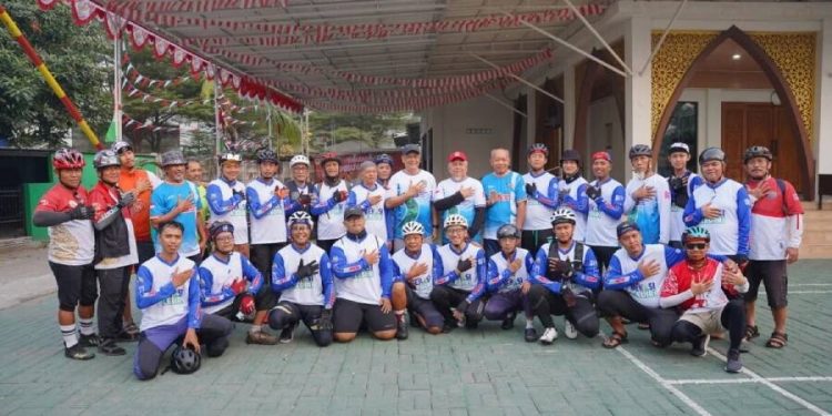 Peringati HUT RI ke-81, Komunitas Pesepeda LDII Mbah Man Gowes Sejagad menggelar aksi gowes dari Bekasi menuju Kediri, Jawa Timur. Foto: LINES.