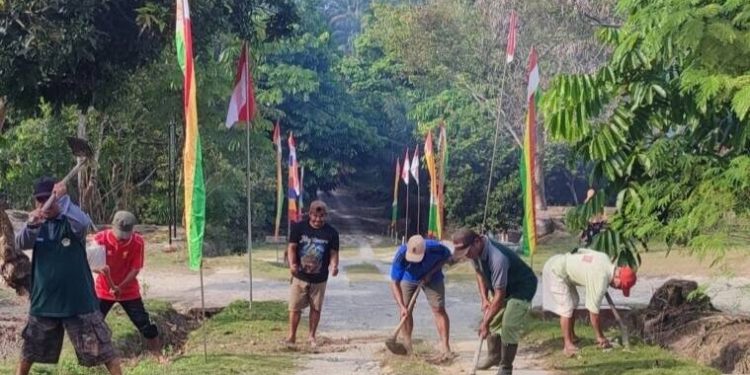 DPD LDII Kabupaten Siak bergotong royong membersihkan lingkungan. Foto: LINES.