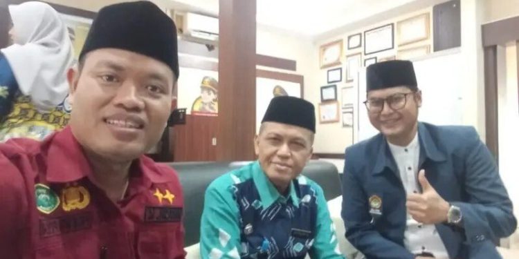 Ketua DPD LDII Kabupaten Tanah Laut, Anton Kuswoyo, bersama Wakil Ketua Hakim Abdur Rohman menghadiri hibah masjid Siti Mariam dari keluarga Irjen Pol. Andi Rian Djajadi. Foto: LINES.