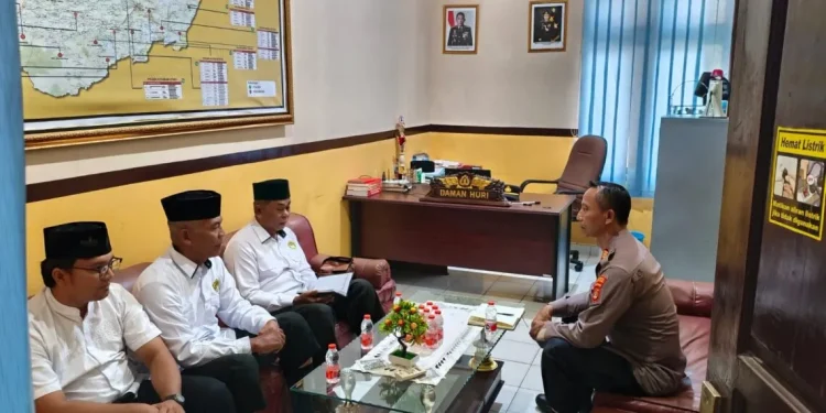DPD LDII Lampung Utara silaturahim dengan Kasat Binmas Polres Lampung Utara, AKP A Damanhuri. Foto: LINES