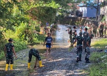 Cegah Banjir, LDII Waiheru, TNI, dan Warga Gotong-Royong Bersihkan Sungai