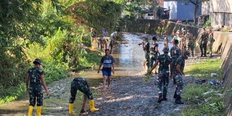 PAC LDI Waiheru bersama masyarakat Air Salak RT 32 dan personel Batalyon Infanteri 733 menggelar kerja bakti. Foto: LINES.