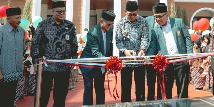 Wali Kota Batu Nurochman meresmikan SDIT Bina Karakter Luhur. Foto: LINES.