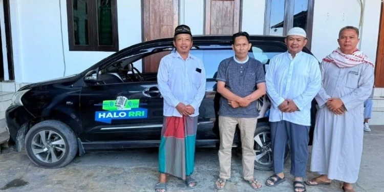 Lembaga Penyiaran Publik Radio Republik Indonesia (LPP RRI) Pratama Manokwari menyiarkan langsung pelaksanaan salat Jumat dari Masjid Al-Mubarok naungan LDII di Fanindi, Manokwari, Papua Barat. Foto: LINES
