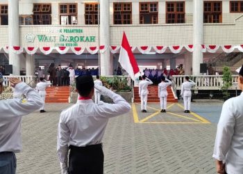 Santri dan Pengurus Ponpes Wali Barokah Gelar Upacara Bendera Sambut HUT RI