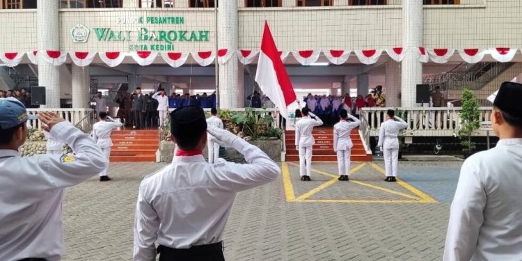 Pondok Pesantren (Ponpes) Wali Barokah Kota Kediri menggelar Upacara HUT RI ke-81. Foto: LINES.