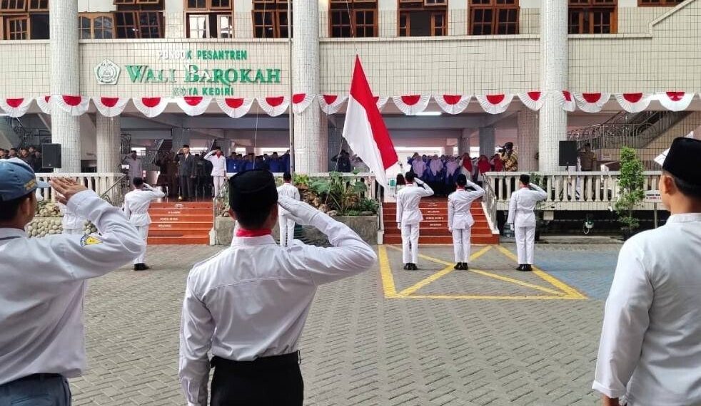 Santri dan Pengurus Ponpes Wali Barokah Gelar Upacara Bendera Sambut HUT RI