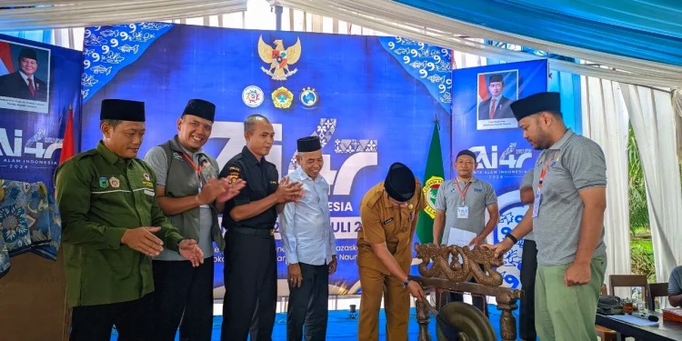 Kepala Kesbangpol Sarolangun, Hudri membuka Perkemahan Akhir Tahun (Permata) CAI Kabupaten Sarolangun. Foto: LINES