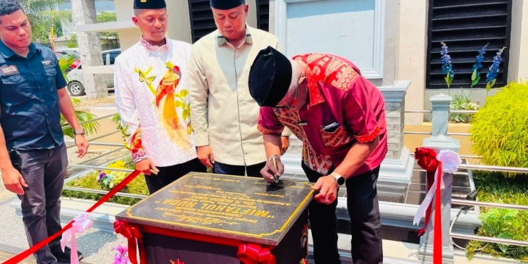 Bupati Mimika, Johannes Rettob, meresmikan Masjid Miftahul Huda naungan LDII Mimika. Foto: LINES