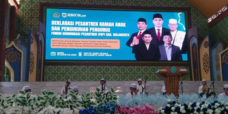 Pengurus Forum Komunikasi Pesantren (FKP) Kabupaten Mojokerto dikukuhkan dalam kegiatan Deklarasi Pesantren Ramah Anak. Foto: LINES
