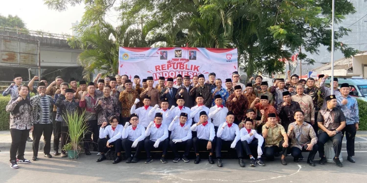 Ratusan warga dan pengurus LDII Gambir mengikuti upacara bendera Hari Ulang Tahun (HUT) ke-81 Kemerdekaan Republik Indonesia. Foto: LINES