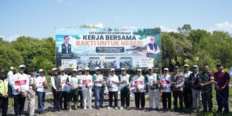 Aksi pelestarian lingkungan di Pantai Cemara, Banyuwangi yang digelar DPW LDII Jawa Timur bersama Pemerintah Kabupaten Banyuwangi, pada Minggu (23/8/2026). Foto: LINES