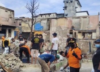 LDII Maluku Gotong Royong Bersama Warga Bersihkan Lokasi Kebakaran di Desa Batu Merah
