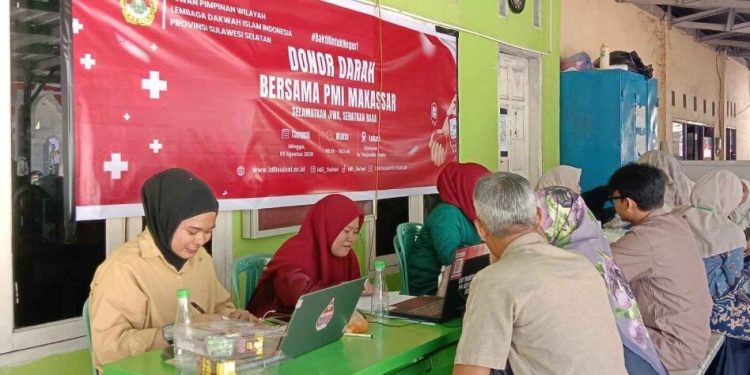 DPW LDII Provinsi Sulawesi Selatan bersama Palang Merah Indonesia (PMI) Kota Makassar menggelar donor darah. Foto: LINES.