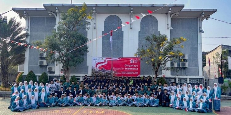 Foto bersama PC LDII Pondok Aren bersama Yayasan Manba'ul 'Ulum Al-Mubarok saat menggelar upacara bendera peringati HUT RI. Foto: LINES.