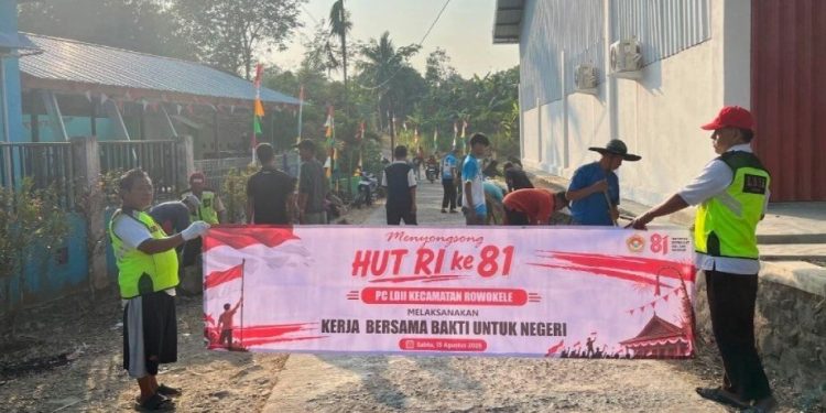 PC LDII Rowokele Kebumen peringati HUT RI dengan kerja bakti. Foto: LINES.