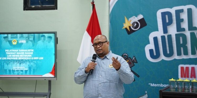 Korbid KIM DPP LDII Rulli Kuswahyudi mengatakan, kehadiran internet, media sosial, podcast, dan layanan streaming membuat radio ikut beradaptasi. Foto: LINES.