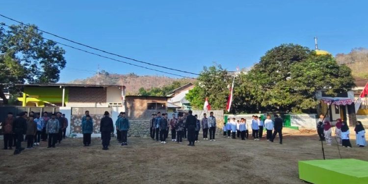 Pondok Pesantren (Ponpes) Al Azis naungan DPD LDII Kota Bima menggelar upacara peringatan Hari Ulang Tahun RI. Foto: LINES.