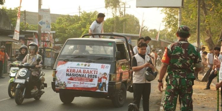 Santri dan siswa SMP-SMA Al Amaanah turut kerja bakti bersama momen HUT RI. Foto: LINES.