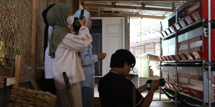 Peserta pelatihan jurnalistik LDII Bengkulu mengikuti praktek liputan lapangan. Foto: LINES.