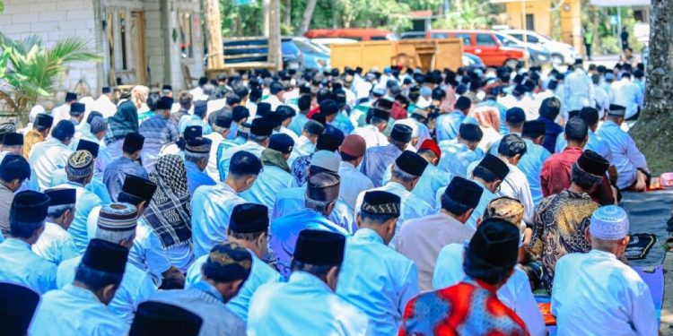 LDII Purworejo menggelar salat istisqa di halaman Ponpes Al Barokah, Ngombol, Purworejo. Foto: LINES.