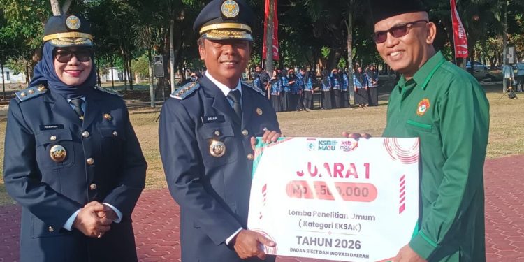 Bambang Supriadi dalam suatu penelitian yang meraih Juara I Lomba Penelitian Kategori Eksakta Tingkat Kabupaten Sumbawa Barat 2026. Foto: LINES