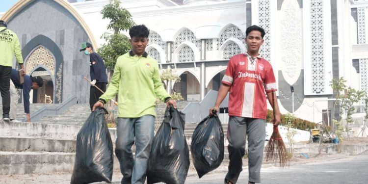 DPD LDII Kota Palangka Raya berkolaborasi dengan Dinas Lingkungan Hidup (DLH) Kota Palangka Raya menggelar Kerja Bakti Nasional. Foto: LINES