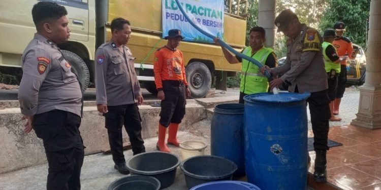 PC LDII Kecamatan Kebonagung menyalurkan bantuan air bersih kepada warga Dusun Wati, Desa Gawang, Pacitan. Foto: LINES.