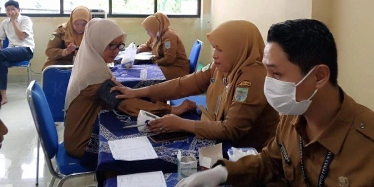 Puskesmas Pakuan Baru menghelat Cek Kesehatan Gratis (CKG) di SMP Tri Sukses, naungan DPD LDII Kota Jambi. Foto: LINES.