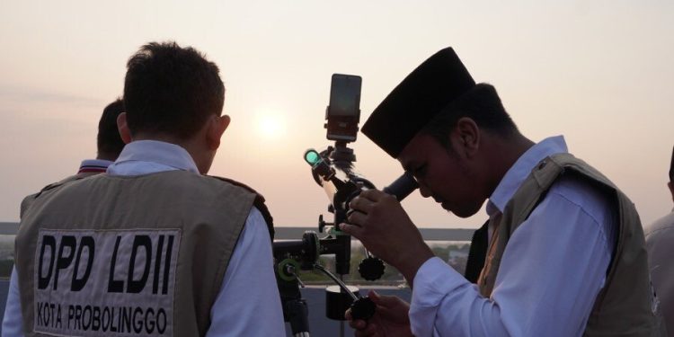 Diklat Rukyatul Hilal ke 4 LDII Jatim di Ponpes Baitul Makmur, Gresik, Jawa Timur. Acara itu dihelat pada Minggu (11/10/2026) yang diikuti sekitar 100 peserta. 
Foto: LINES.