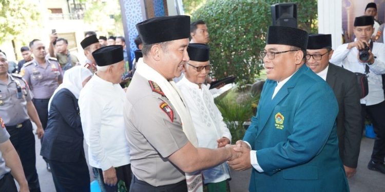Ketua DPW LDII Jatim Amrodji Konawi menyampaikan dukungan ke Kapolri Jenderal Suyudi Ario Seto. Dukungan itu disampaikan pada Silaturahim Kamtibmas Kapolri Bersama Ulama se-Jawa Timur, Sabtu (17/10/2026). Foto: LINES.