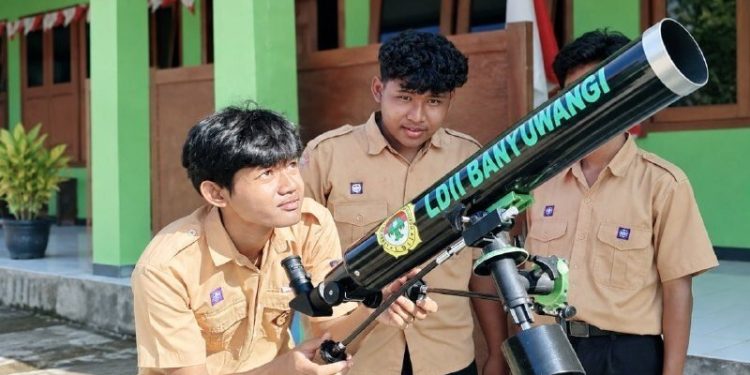 LDII Banyuwangi Ajarkan Ilmu Falak ke santri Ponpes Nurul Huda dan pelajar SMK Bina Sejahtera Mandiri. Foto: LINES.