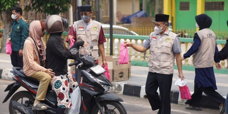 DPD LDII Kabupaten Musi Banyuasin (Muba) melalui warga LDII Kelurahan Kayuara membagikan masker gratis. Foto: LINES.