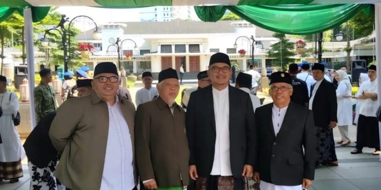 LDII Kota Bandung menghadiri Peringatan HSN 2026 di Plaza Balai Kota Bandung pada Kamis (22/10/2026). Pengurus LDII foto bersama Wali Kota Bandung Muhammad Farhan. Foto: LINES.