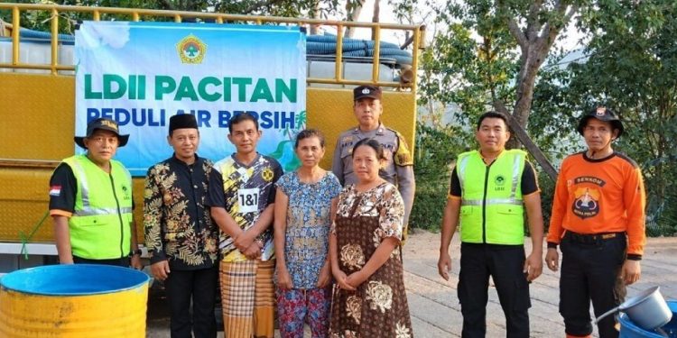 LDII Pacitan membantu penyaluran air bersih di Dusun Krajan. Foto: LINES.