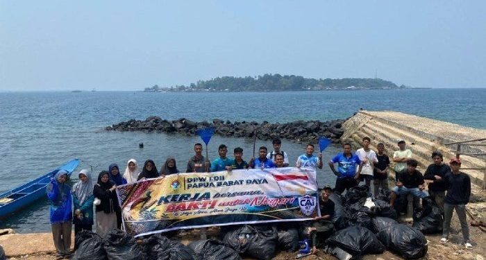 LDII Papua Barat Daya membersihkan pesisir pantai bersama para remaja dan pemuda. Foto: LINES.