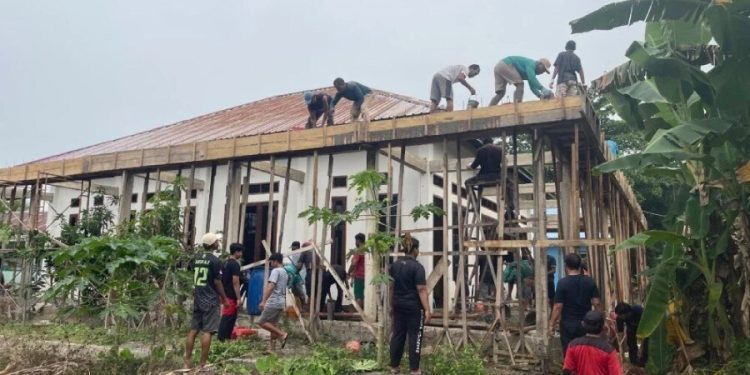 PC LDII Tanjung Palas bergotong royong bangun Gedung Serbaguna Al Mukmin. Foto: LINES.