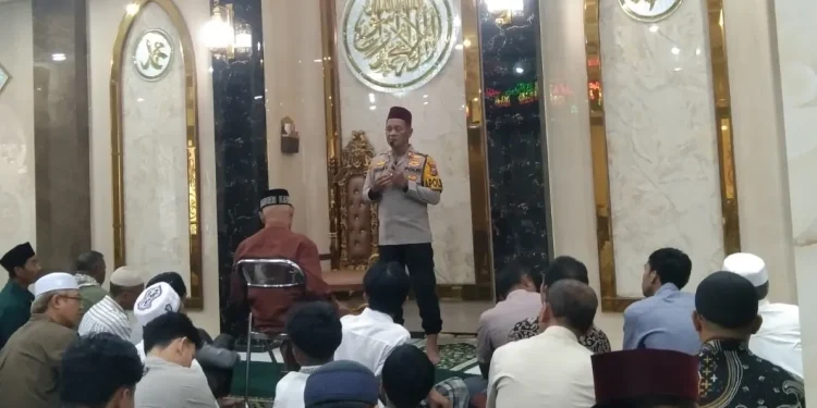 Kapolsek Tanggul, AKP Fathur, menghadiri pelaksanaan sholat Jumat dan turut memberikan tausiah agama serta imbauan terkait Keamanan dan Ketertiban Masyarakat (Kamtibmas). Foto: LINES