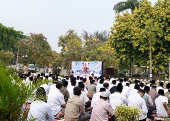 Ponpes Sumber Barokah Ikuti Salat Istisqa di Halaman Pemkab Karawang