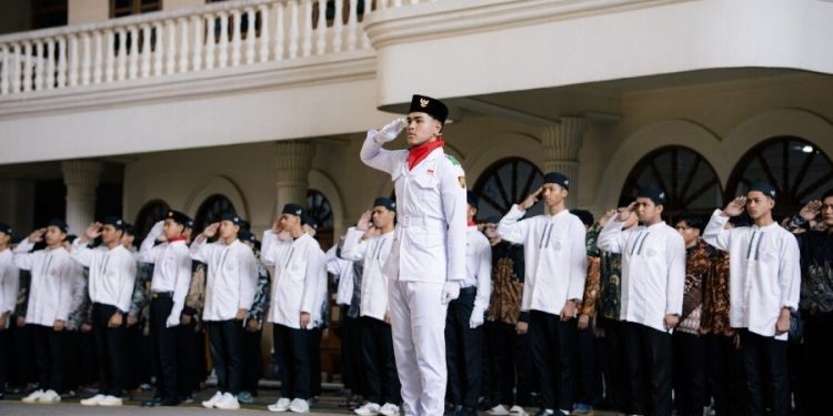 Ponpes Wali Barokah menggelar upacara Hari Santri Nasional, pada Kamis (22/10/2026). Foto: LINES.
