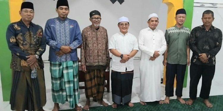Wakil Ketua MUI Nunukan mengapresiasi kebersihan masjid LDII Tulin Onsoi, Nunukan saat berkunjung. Foto: LINES.
